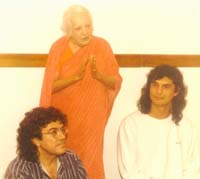 Indra Devi, Piero y Fabio Madeo en una visita al Instituto de Yoga Mataji